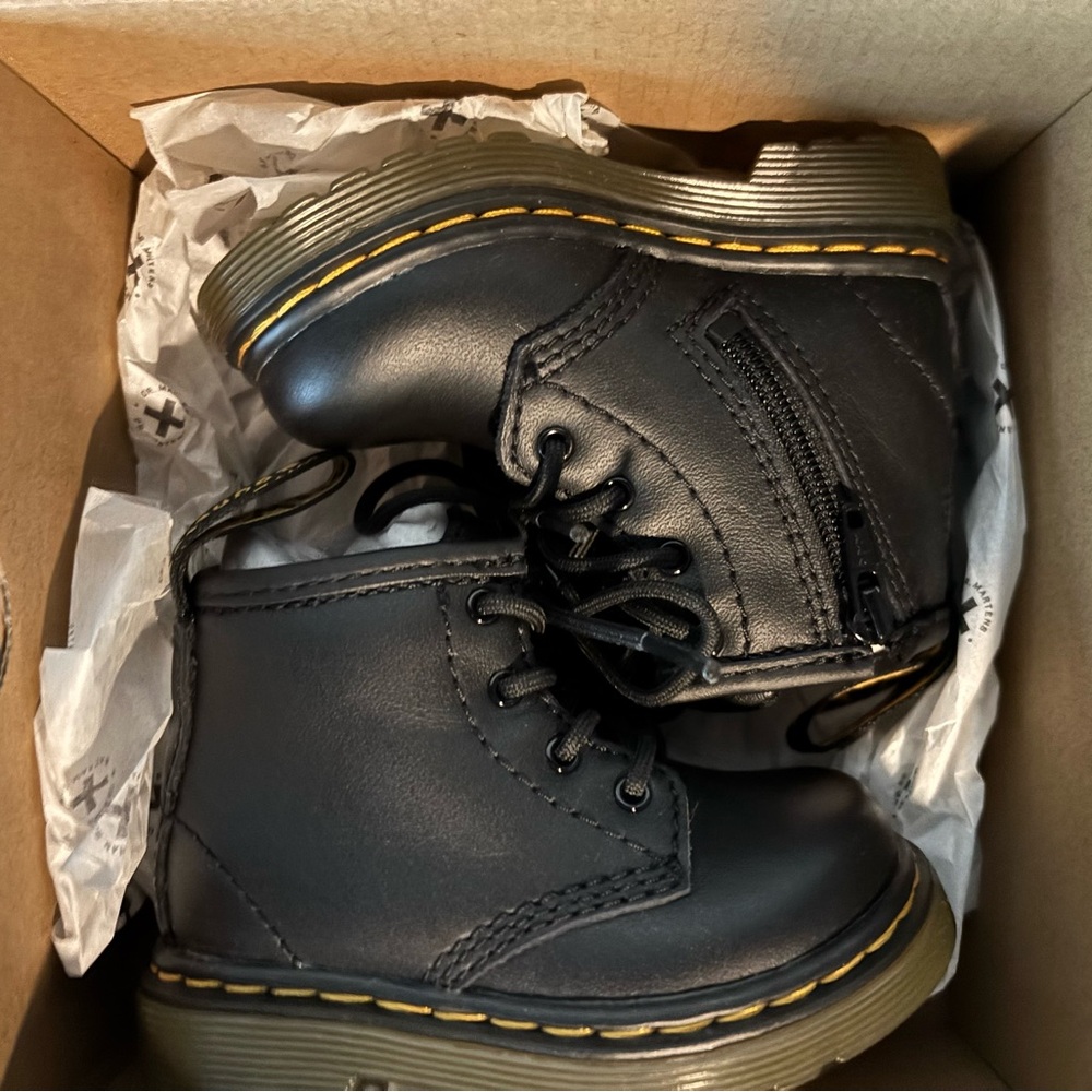 BRAND NEW IN BOX.
Dr. Martens Black Kids Boots